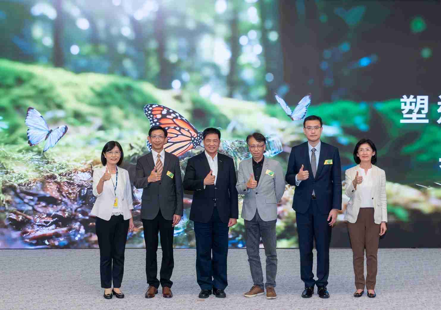 友達2023 CSR共榮大會，，，，邀請領域專家分享交流生物多樣性管理趨勢、、無塑產品、、海廢永續塑料等議題  （圖左到右：友達光電永續長古秀華、、3M台灣技術長陳君杰、、、友達光電董事長暨集團策略長彭双浪、、光寶科技企業永續發展處處長陳慶暉、、、、安永聯合會計師事務所執業會計師曾于哲、、、友達光電供應鏈總部副總經理吳宜芳）