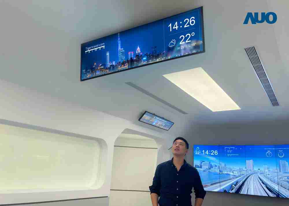 达擎TARTAN “37吋超薄双屏车厢显示器” 采用单一背光设计，，将双面显示器厚度大幅缩减至12mm，，，支持长条屏 32:9 规格，，，突破传统分辨率限制，，，提供旅客更清晰实时的乘车信息及广告讯息